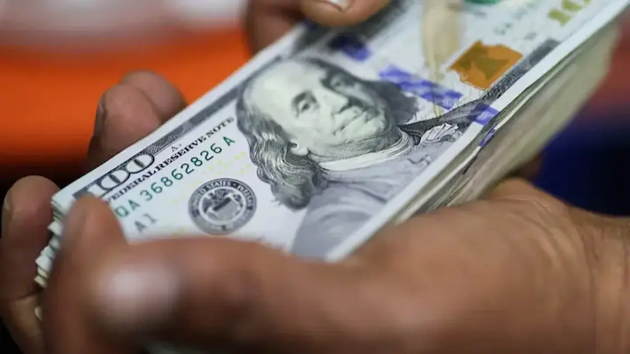 استقرار طفيف في سعر صرف الدولار مقابل الدينار العراقي هذا الأربعاء